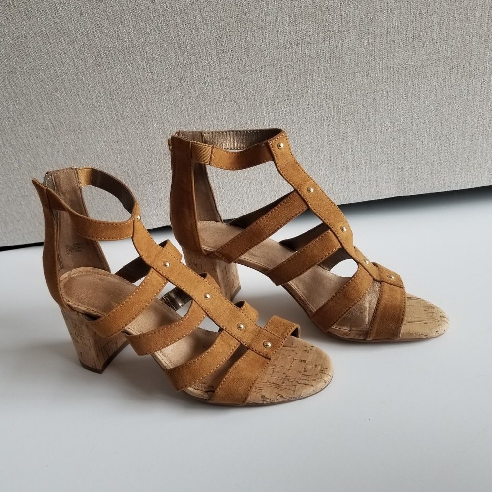 NWOT AEROSOLES HeelRest Tan Strappy Zip Sandals
